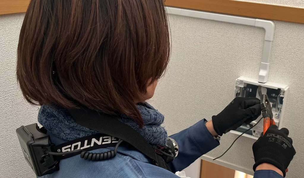 栃木市で誘導灯交換工事を行う消防設備士｜藤岡消防設備の自社施工